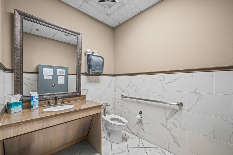 More Photos Of 7515 Quaker Ave, Lubbock Medical For Sale