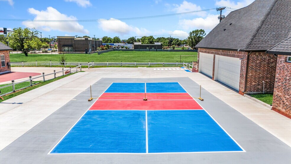 More Photos Of 703 E Oates Rd, Garland Unknown For Lease