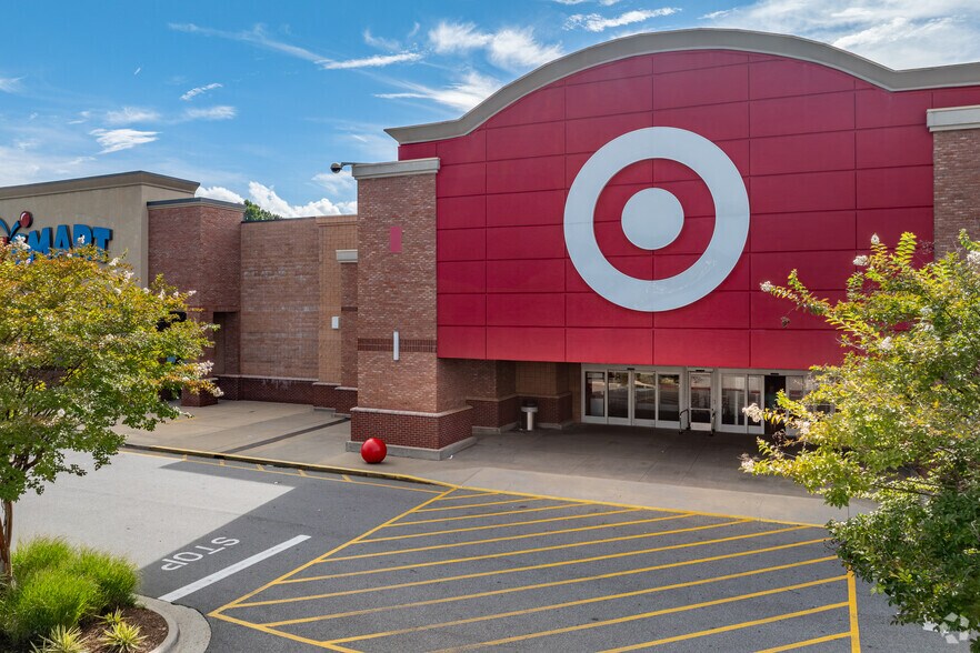 More Photos Of 2600-2701 Lawndale Dr, Greensboro General Retail For Lease