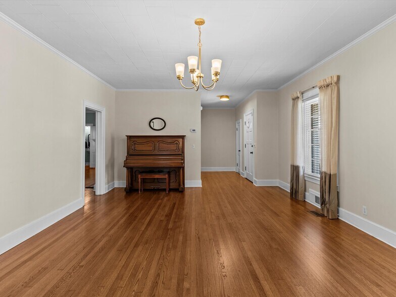 More Photos Of 302 W College St, Enterprise Flex For Sale