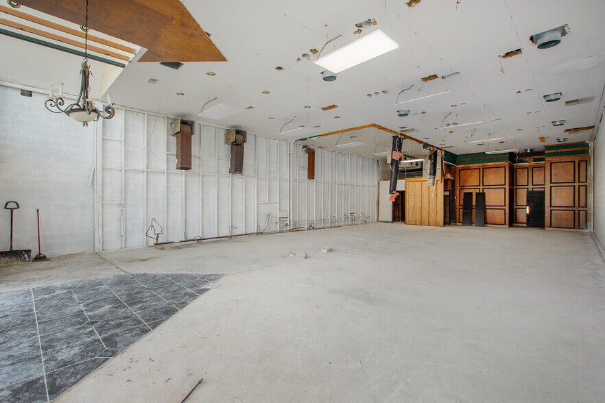 More Photos Of 5030 Coldwater Rd, Flint Freestanding For Sale