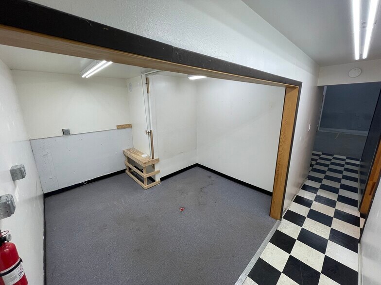 More Photos Of 3310-3320 S Knox Ct, Englewood Research And Development For Lease