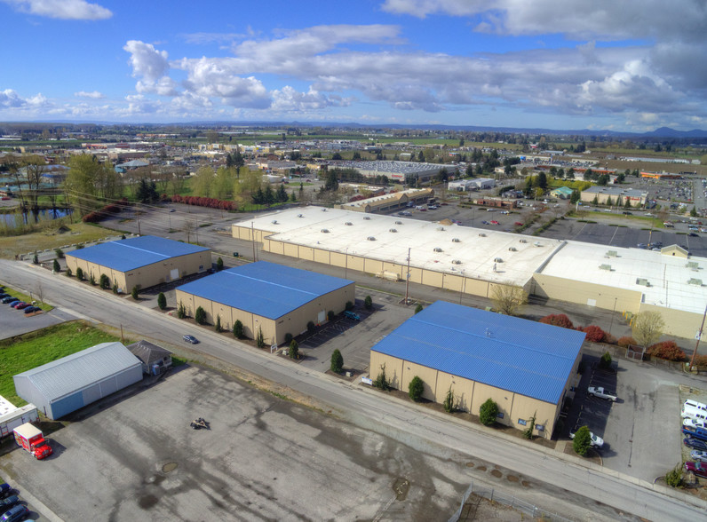 Primary Photo Of 1635 S Walnut St, Burlington Flex For Lease