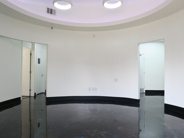 More Photos Of 5830 Star Ln, Houston Light Distribution For Lease