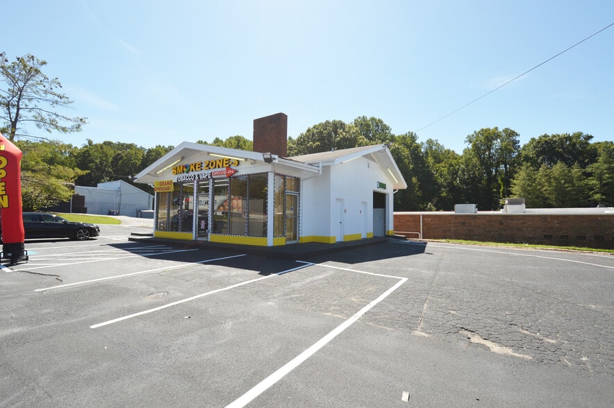 Primary Photo Of 4810 Country Club Rd, Winston-Salem Auto Repair For Lease