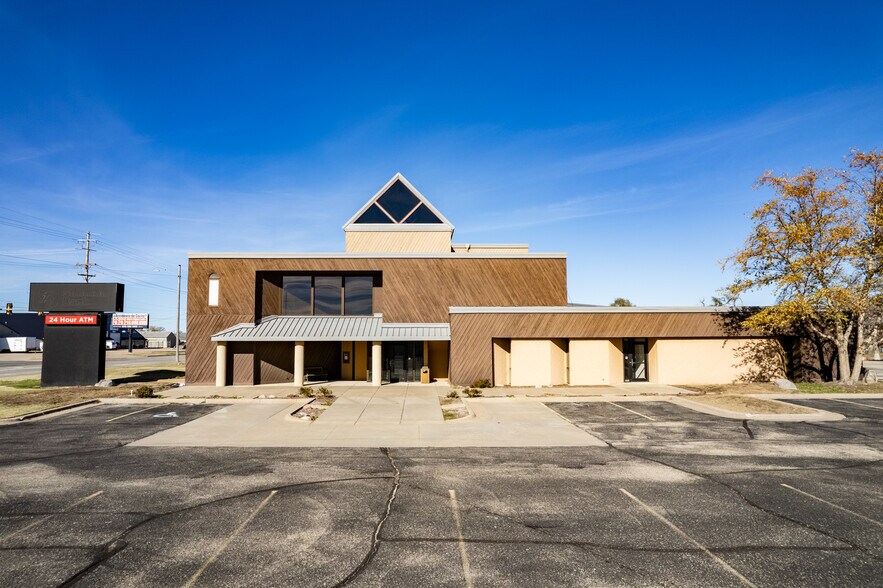 More Photos Of 524 N Main St, South Hutchinson Bank For Sale