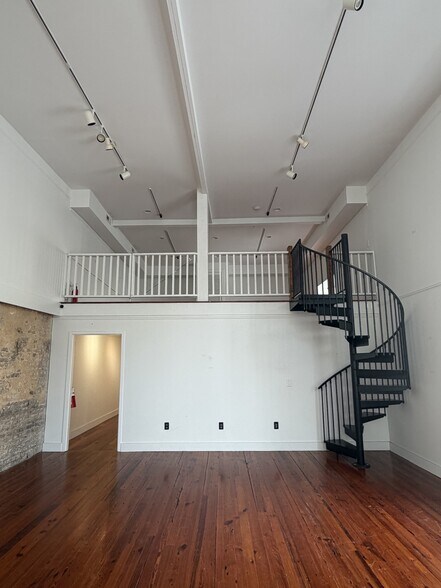 More Photos Of 143 E Bay St, Charleston Storefront Retail Office For Lease