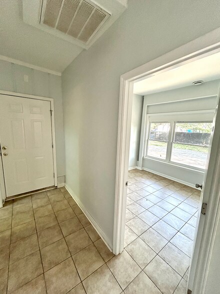 More Photos Of 3021 Walkup Ave, Monroe Flex For Lease