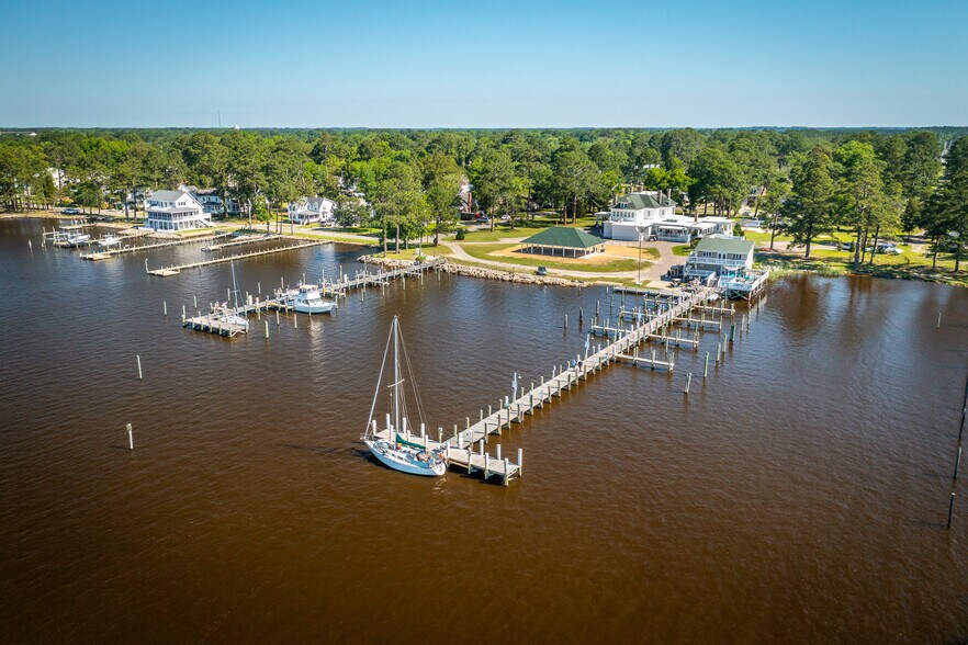 More Photos Of 738 E Main St, Belhaven Hotel For Sale