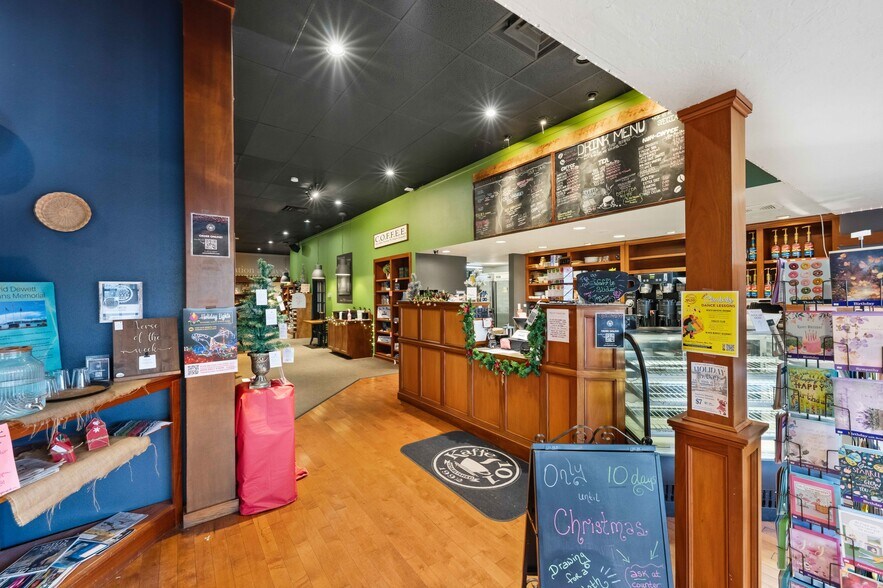 More Photos Of 171 S Broadway, Coos Bay General Retail For Sale