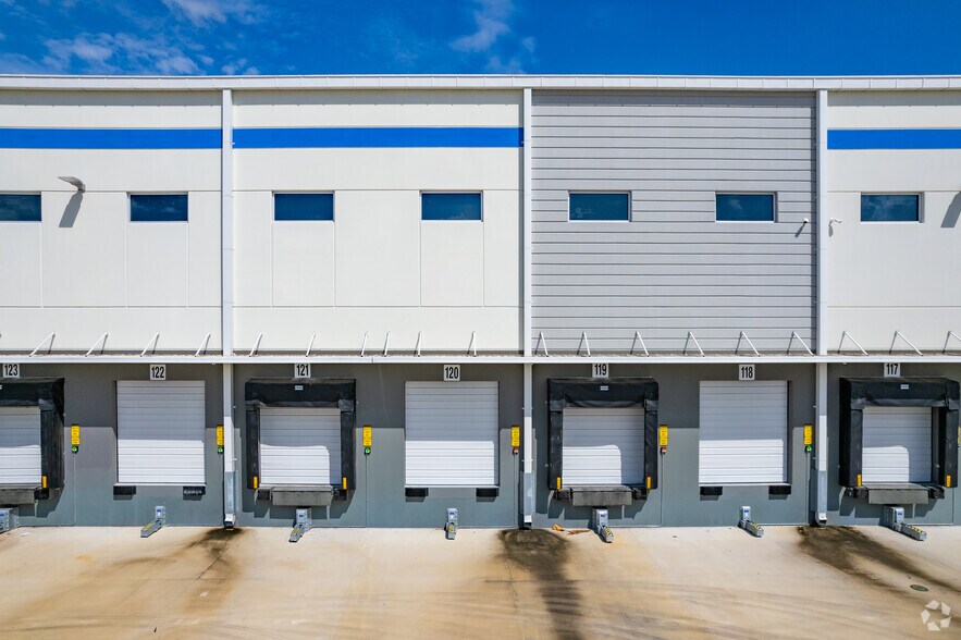 More Photos Of 8401 State Road 33 N, Lakeland Distribution For Lease