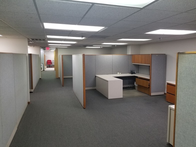 More Photos Of 604 N Redbud Ave, Broken Arrow Warehouse For Lease