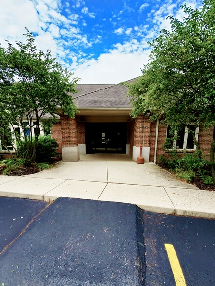 More Photos Of 4000 Parkmead Dr, Grove City Medical For Lease