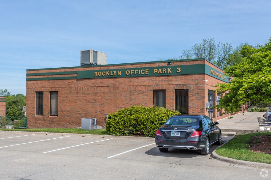 More Photos Of 2330 Rocklyn Dr, Urbandale Office For Lease