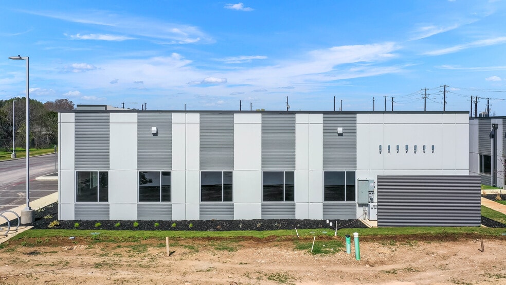 More Photos Of 4318 De Zavala Rd, San Antonio Office For Lease