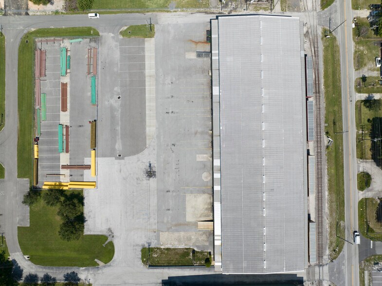 More Photos Of 3010 Maine Ave, Lakeland Manufacturing For Lease