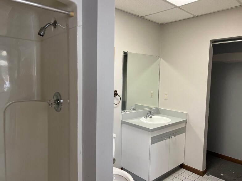 More Photos Of 44810 Vic Wertz Dr, Clinton Township Distribution For Lease