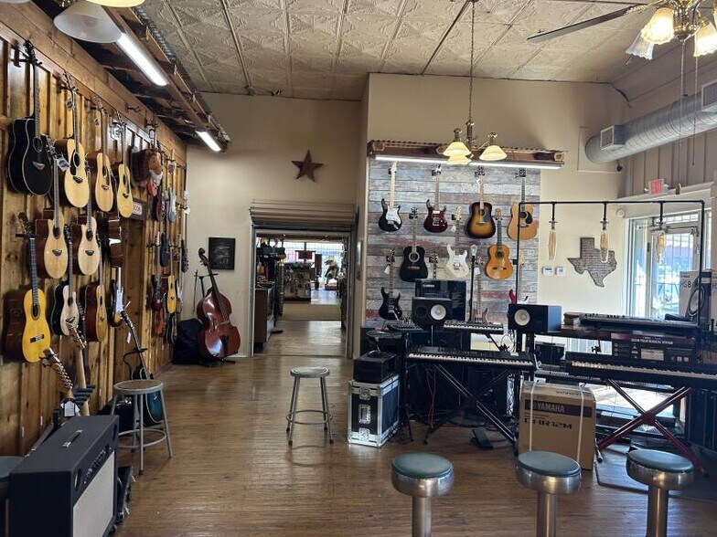 More Photos Of 100 N Main St, Lindale General Retail For Sale