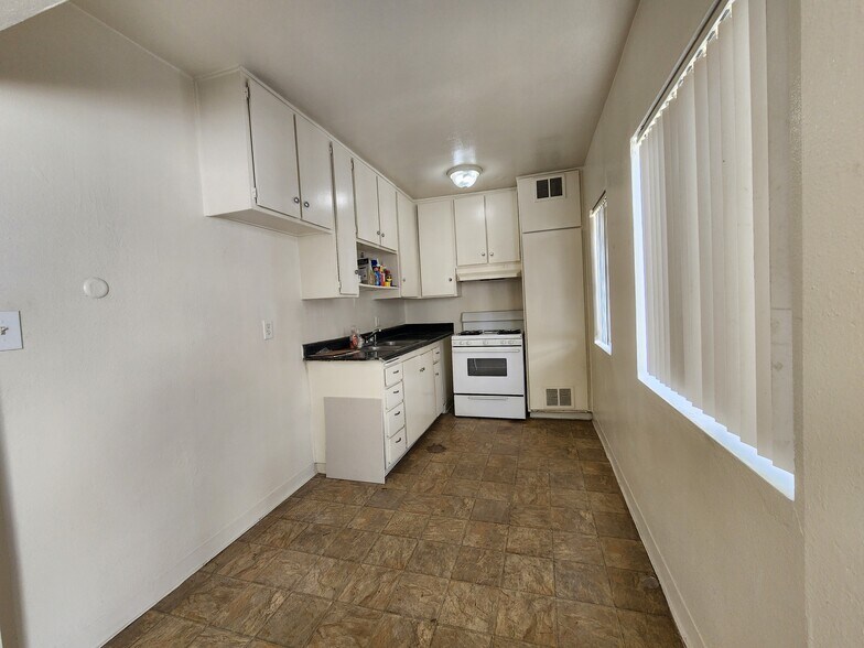 More Photos Of 526-534 W 47th St, Los Angeles Apartments For Sale