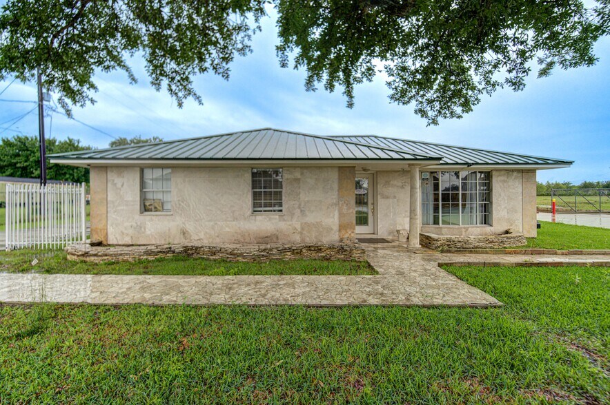 More Photos Of 1100 S Persimmon St, Tomball Warehouse For Sale