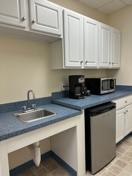 More Photos Of 4004 Genesee Pl, Woodbridge Medical For Lease