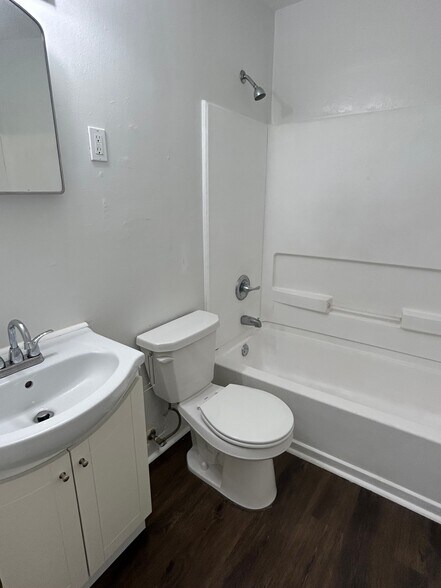 More Photos Of 1014 SW 33rd St, Topeka Specialty For Sale