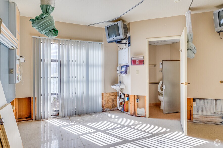 More Photos Of 13818 N Thunderbird Blvd, Sun City Rehabilitation Center For Sale