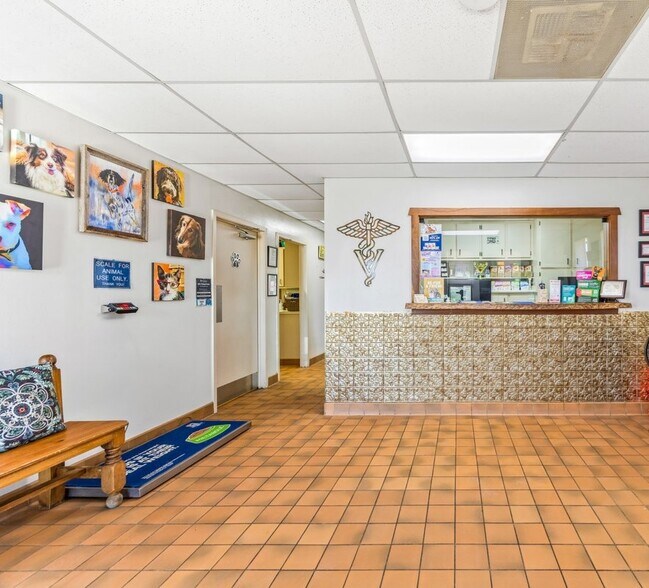 More Photos Of 1516 Sidney Baker St, Kerrville Veterinarian Kennel For Sale