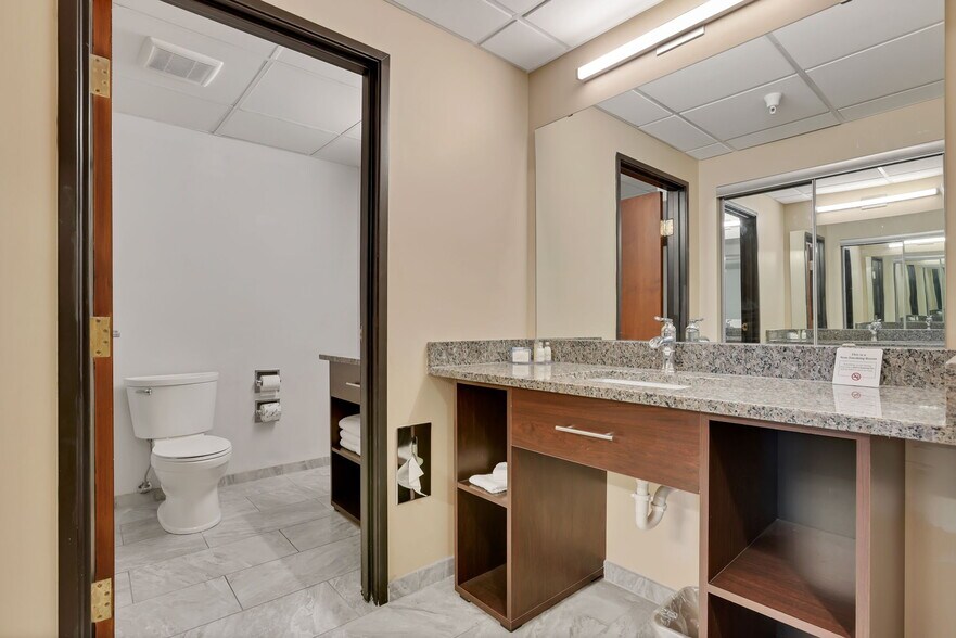 More Photos Of 301 Broadway, Lorain Hotel For Lease