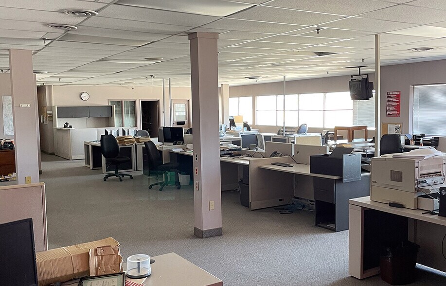 More Photos Of 1700 Church Av, Winnipeg Warehouse For Lease