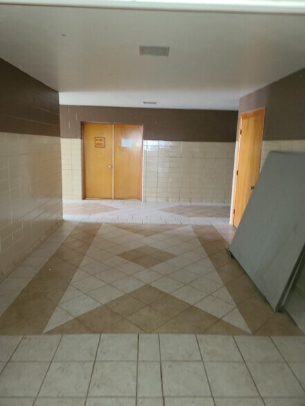 More Photos Of 120 S Echo St, Holdenville Bar For Sale