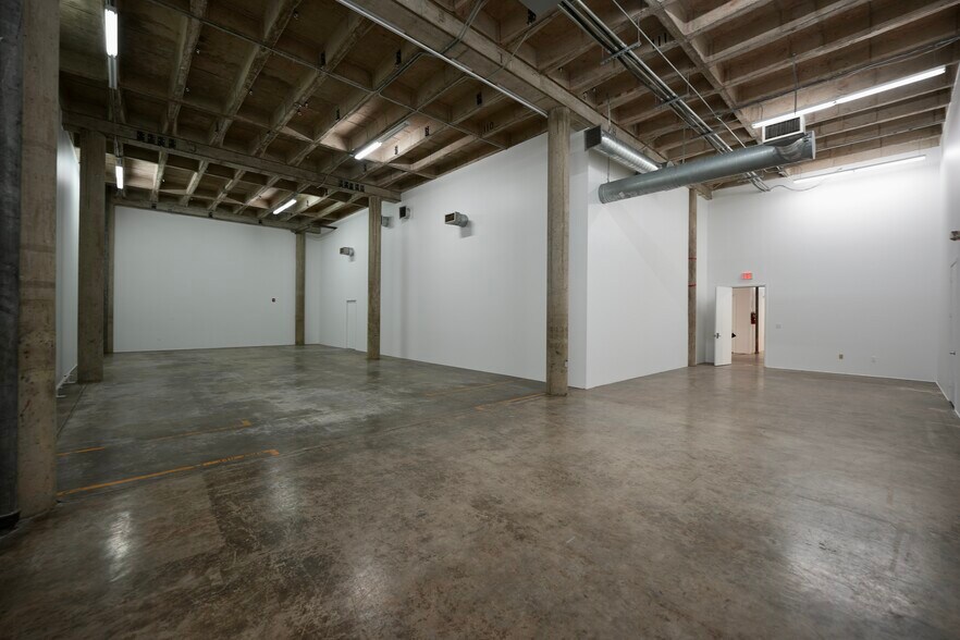 More Photos Of 1824 Spring St, Houston Showroom For Lease
