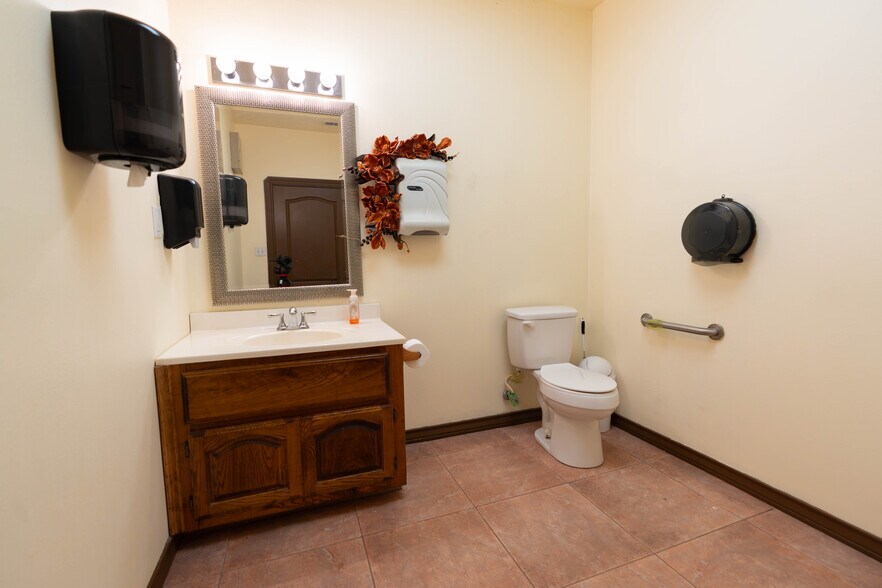 More Photos Of 101 E Crockett Ave, Alamo Office For Sale