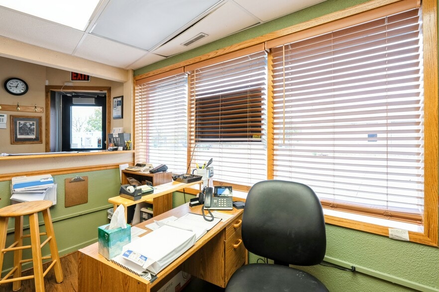 More Photos Of 1964 Indianola Ave, Des Moines Office For Sale