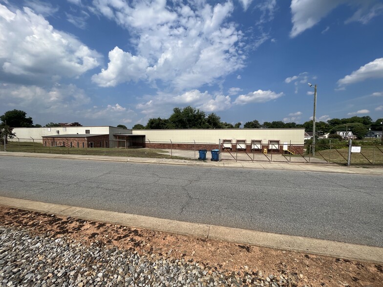 Primary Photo Of 205 SE Market St, Reidsville Warehouse For Lease