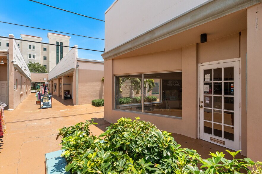 More Photos Of 820 E New Haven Ave, Melbourne Unknown For Lease