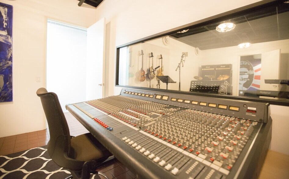 More Photos Of 1001 S Victory Blvd, Burbank Warehouse For Lease