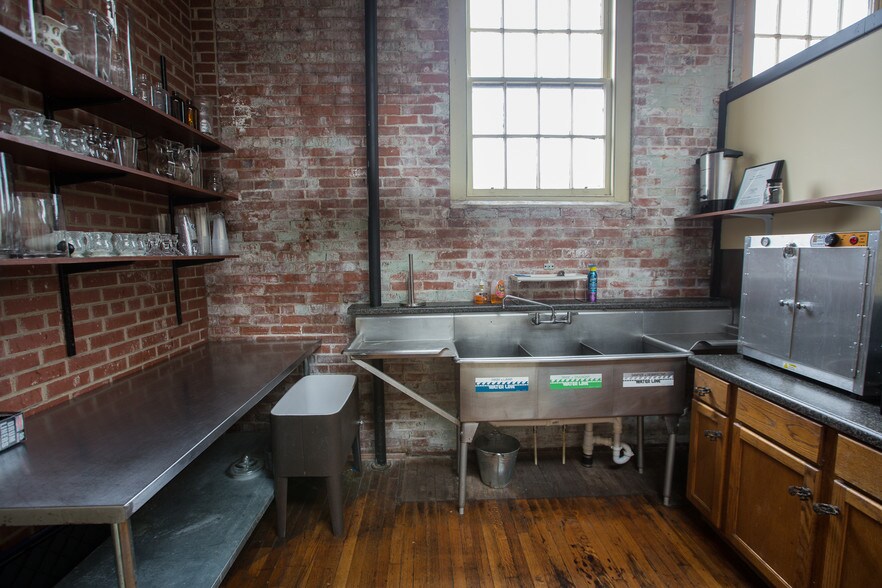 More Photos Of 146 Maxwell Ave, Greenwood Restaurant For Lease