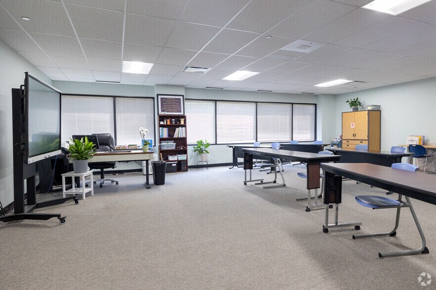 More Photos Of 387 Shuman Blvd, Naperville Medical For Sale