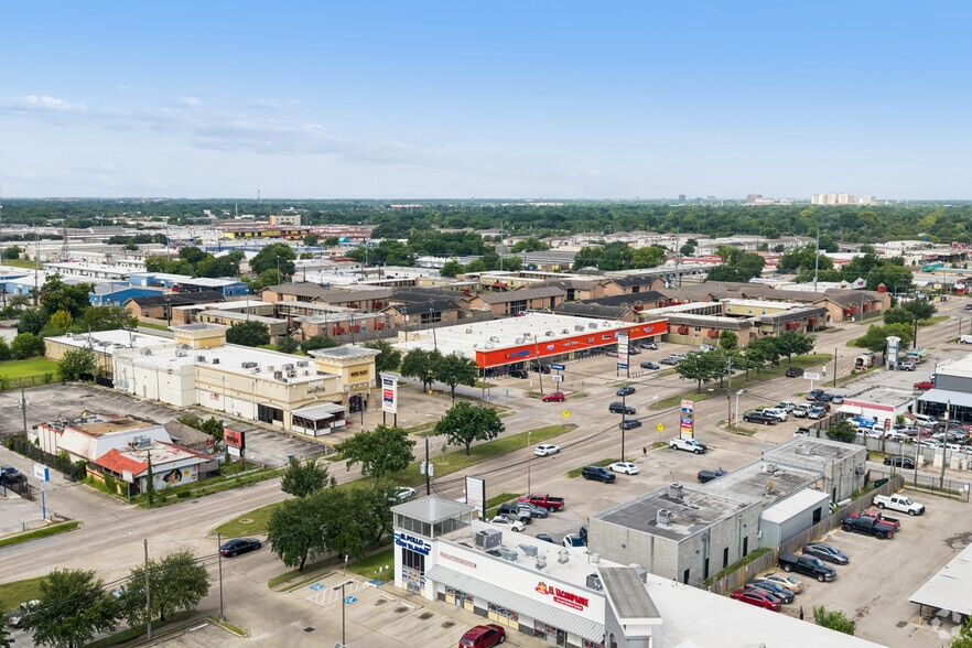 More Photos Of 6003 Bellaire Blvd, Houston Storefront For Lease