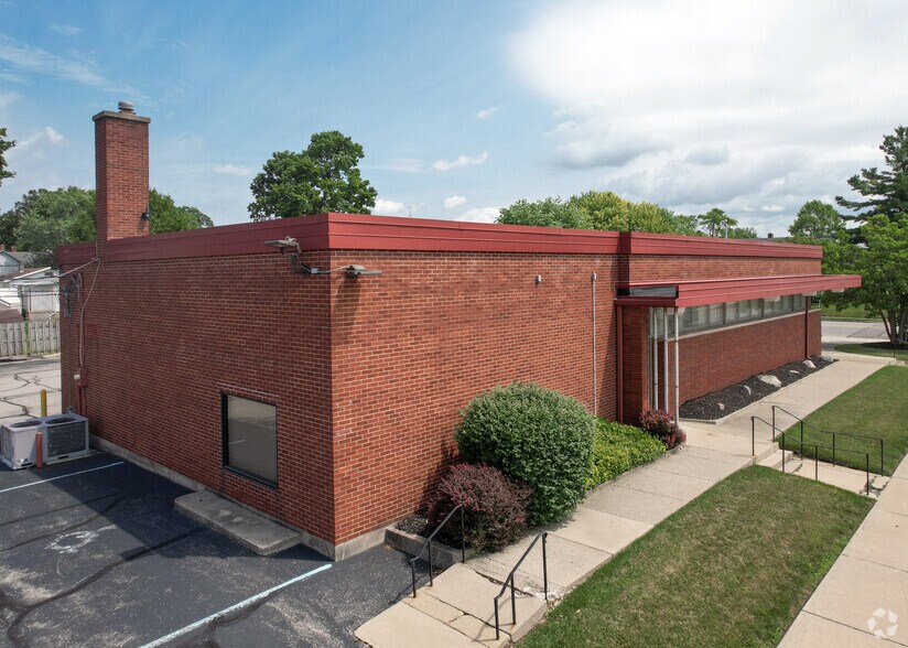 More Photos Of 2 NW 18th St, Richmond Bank For Lease