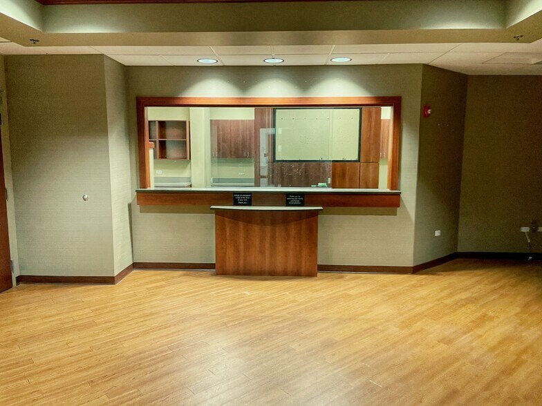 More Photos Of 900 Rand Rd, Des Plaines Medical For Lease