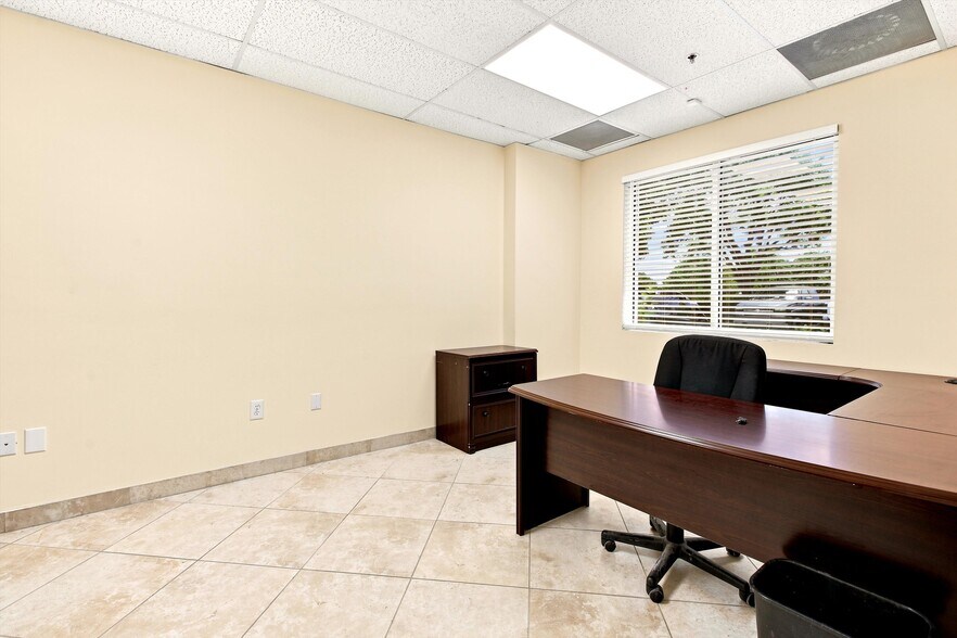 More Photos Of 2721 NW 19th St, Pompano Beach Showroom For Lease