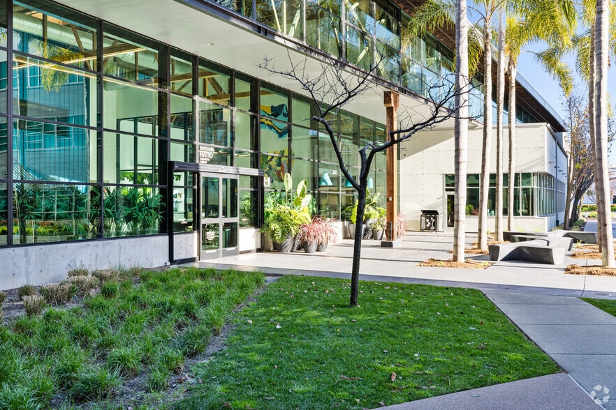 More Photos Of 6401 Hollis St, Emeryville Research And Development For Lease