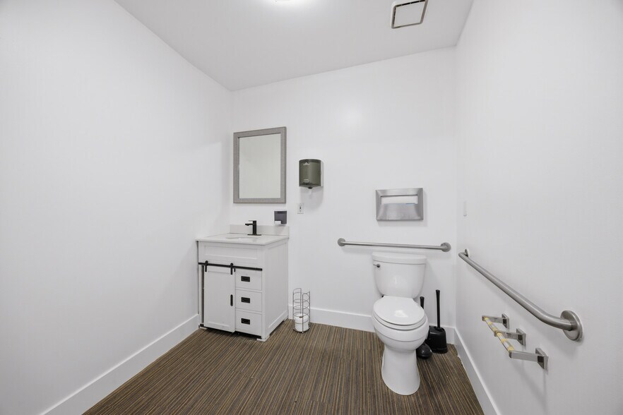 More Photos Of 12532 Ventura Blvd, Studio City Medical For Lease