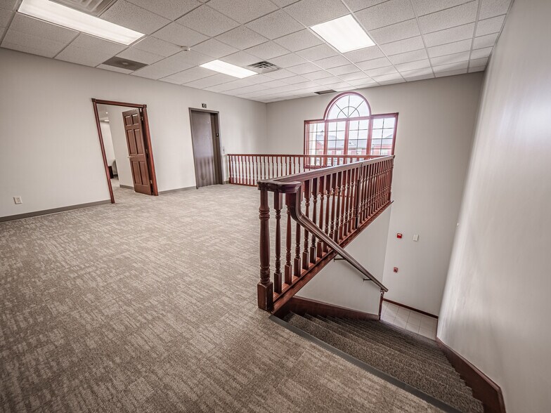 More Photos Of 1420 Kimber Ln, Evansville Office For Sale