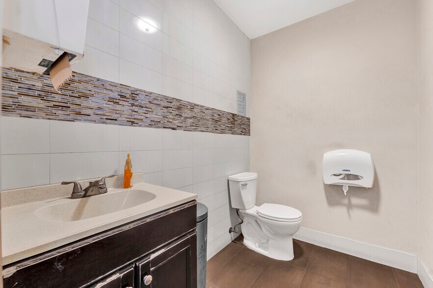 More Photos Of 821 N 21st Ave, Hollywood General Retail For Lease