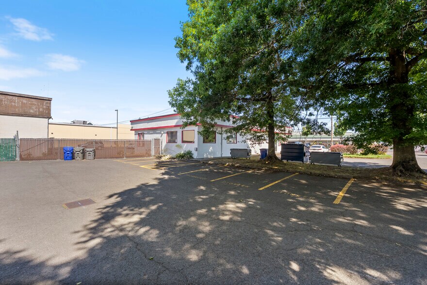 More Photos Of 12412 NE Halsey St, Portland Freestanding For Lease