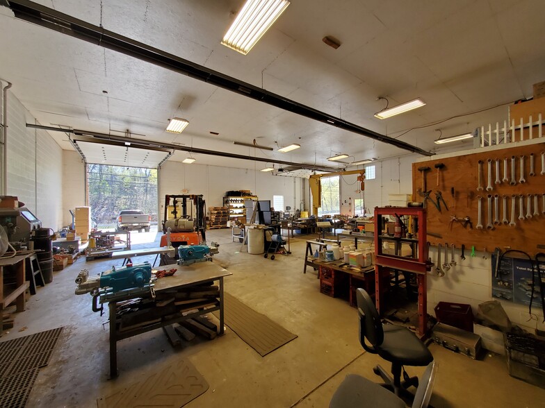 More Photos Of 630 Long Rd, Pittsburgh Showroom For Sale