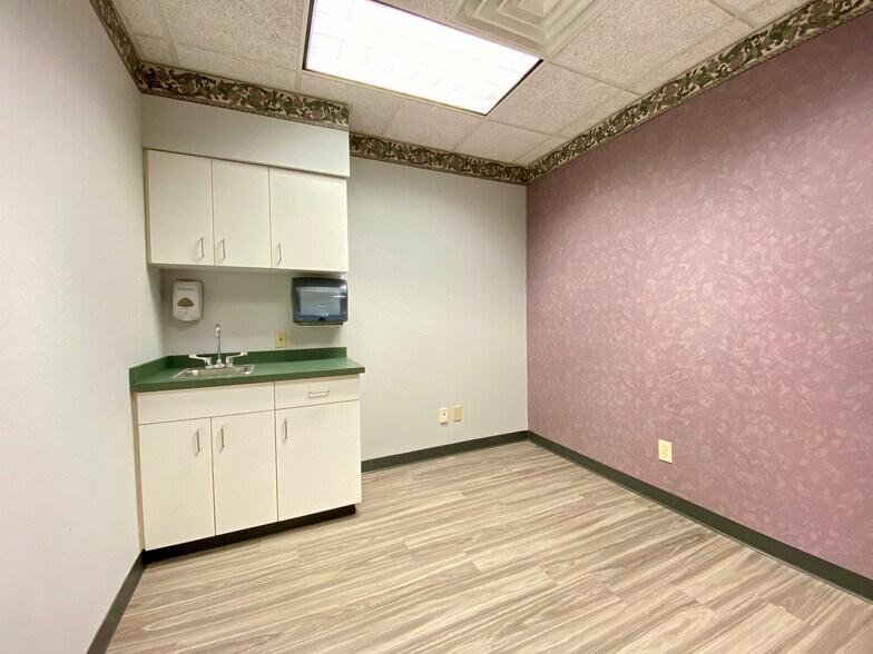 More Photos Of 1107 Statesville Blvd, Salisbury Medical For Lease